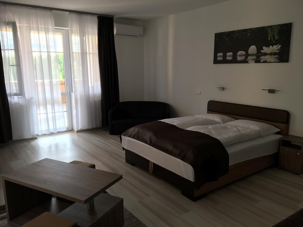 M&F Apartman 艾格扎洛克 外观 照片